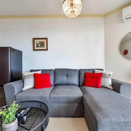 Guzman - Reyna Apartment *